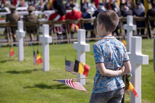 Cruces blancas en el cementerio americano de Henri-Chapelle en Bélgica