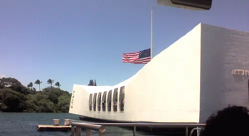 Vista exterior del memorial del USS Arizona sobre las aguas de Pearl Harbor