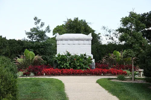 Cementerio nacional de Arlington con sus hileras de lápidas blancas