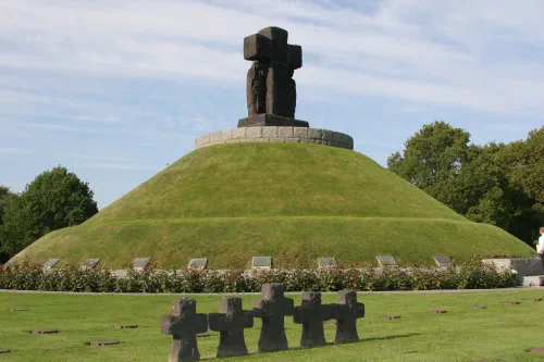 Cruces oscuras en el cementerio militar alemán de La Cambe en Normandía