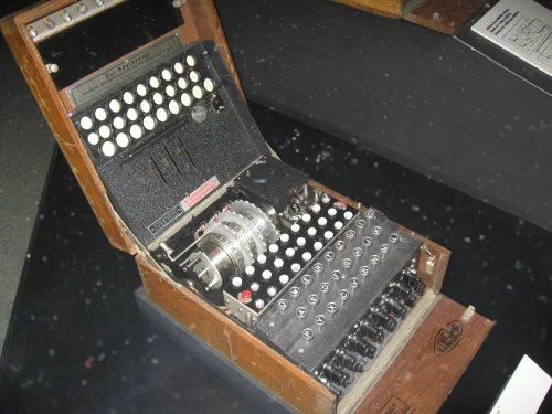 Máquina Enigma expuesta en el Memorial de Caen, museo de la Segunda Guerra Mundial en Normandía