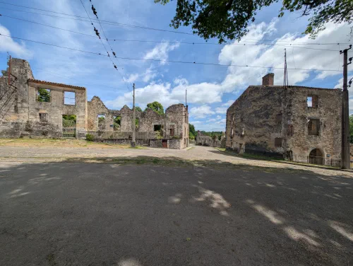 Calle con edificios en ruinas en el pueblo mártir de Oradour-sur-Glane