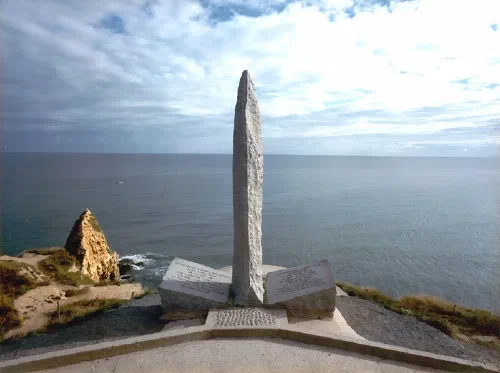Monumento a los Rangers en la Pointe du Hoc, Normandía, erigido sobre los acantilados del Día D