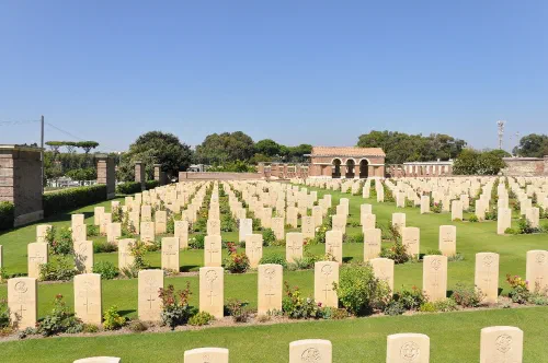 Lápidas del cementerio de guerra británico de Anzio, con sus filas de cruces blancas sobre césped verde