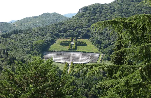 Vista del cementerio polaco de guerra en Montecassino, con la abadía reconstruida al fondo