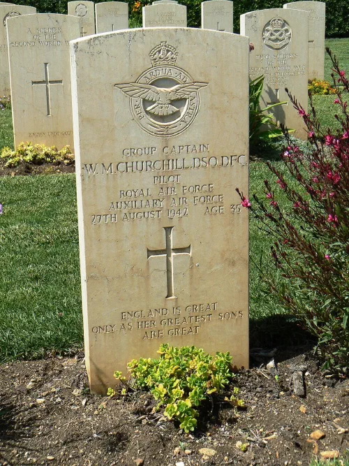 Lápida del cementerio de guerra de Siracusa en Sicilia, con tumbas de soldados de la Commonwealth al fondo