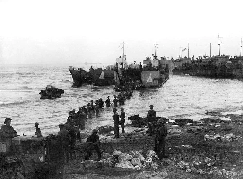 Soldados de la Highland Division desembarcando en Sicilia durante la Operación Husky en julio de 1943