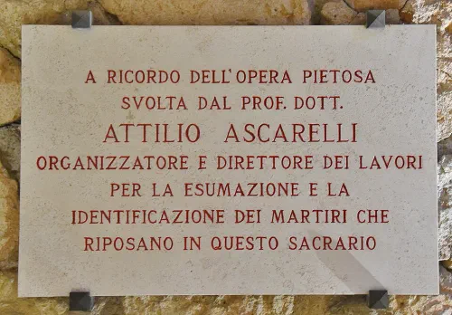Memorial de las Fosas Ardeatinas en Roma con el grupo escultórico Las tres edades