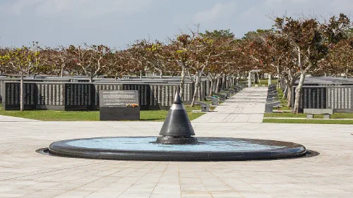 Memorial de la Paz de Okinawa en los acantilados de Mabuni