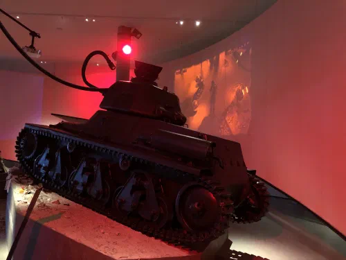 Interior del Museo de Guerra de Narvik con exposiciones sobre la Segunda Guerra Mundial