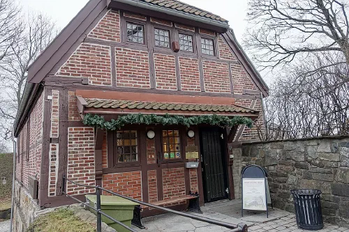Edificio del museo de la Resistencia de Noruega en la fortaleza de Akershus, Oslo
