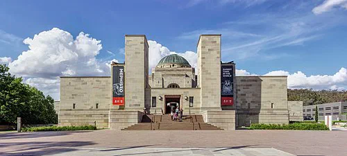 Vista frontal del Australian War Memorial en Canberra, Australia
