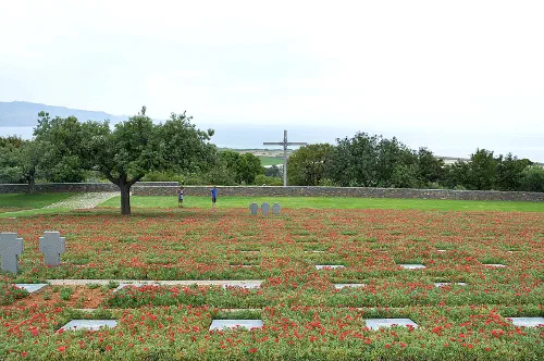 Cementerio de guerra alemán en Maleme, Creta, durante la conmemoración del aniversario de la batalla
