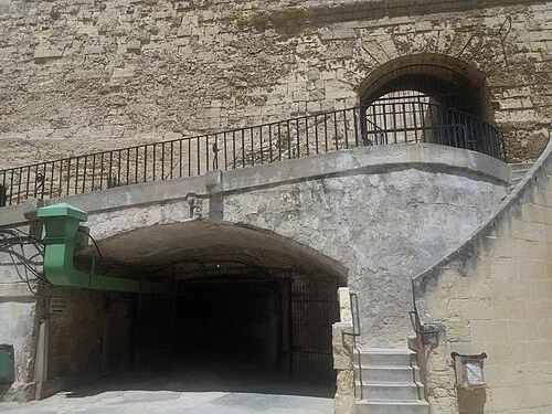 Entrada a las Lascaris War Rooms en La Valeta, Malta