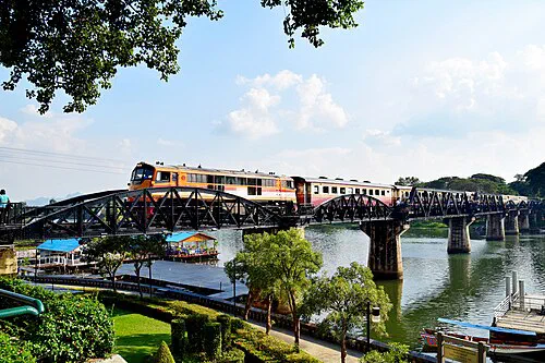 El puente sobre el río Kwai en Kanchanaburi, Tailandia