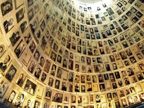 La Sala de los Nombres en Yad Vashem, con las páginas de testimonio de las víctimas del Holocausto