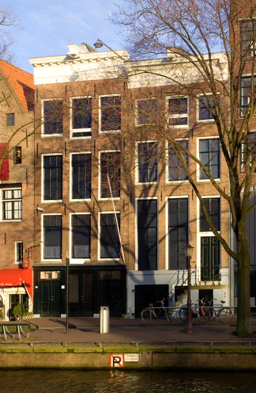Fachada de la Casa de Ana Frank en el canal Prinsengracht de Ámsterdam