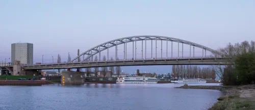 El puente John Frost sobre el río Rin en Arnhem, escenario de los combates de la Operación Market Garden