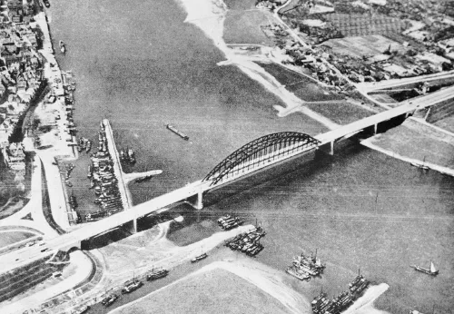 Vista aérea del puente sobre el río Waal en Nimega
