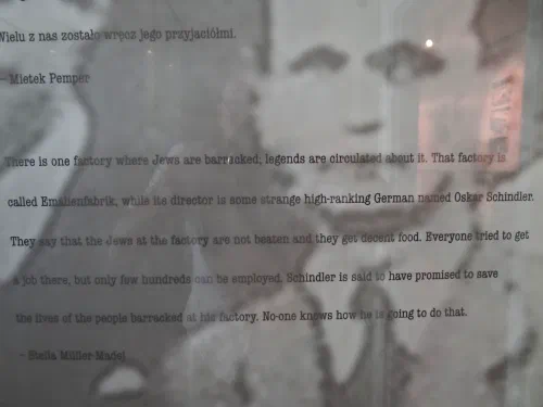 Retrato de Oskar Schindler con testimonios en el museo de la fábrica de Schindler en Cracovia