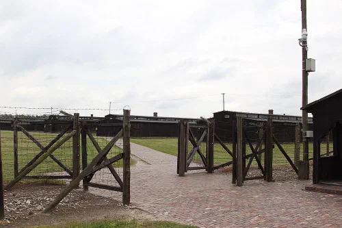 Vista del campo de concentración de Majdanek con barracones y torres de vigilancia