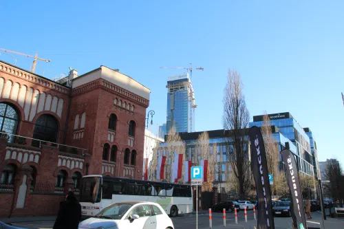 Edificio del museo del Levantamiento de Varsovia visto desde el exterior