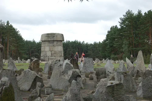 Monumento central del memorial de Treblinka rodeado de piedras conmemorativas entre los bosques