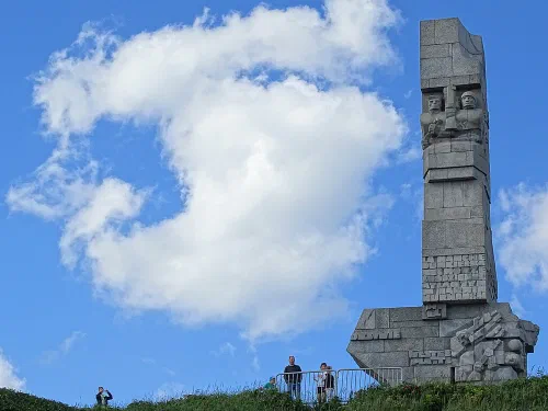 Monumento a los defensores de Westerplatte en Gdansk, una gran estructura de hormigón que se eleva sobre la colina
