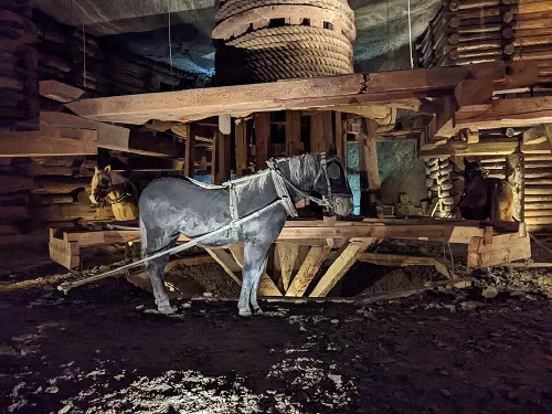 Interior de la mina de sal de Wieliczka con esculturas talladas en sal