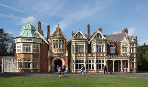 La mansión de Bletchley Park, cuartel general de los descifradores de códigos británicos durante la SGM