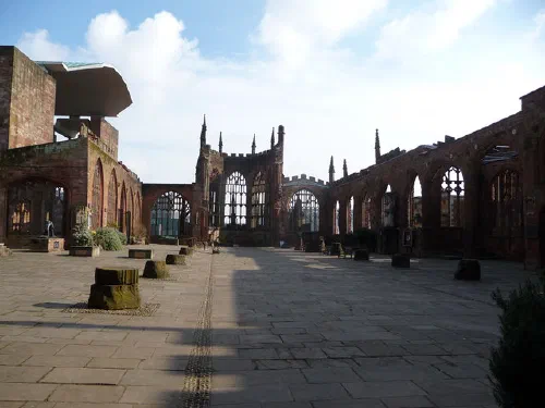 Ruinas de la catedral de Coventry tras el bombardeo de 1940