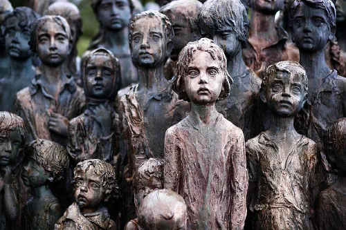 Escultura de los niños de Lídice en el memorial
