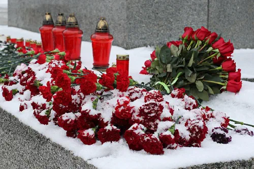 Cementerio memorial de Piskarevskoe en San Petersburgo con hileras de tumbas colectivas