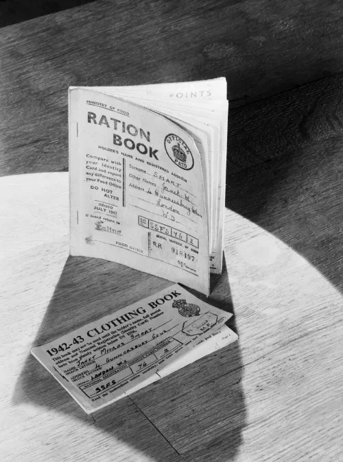 Cartilla de racionamiento y libro de cupones de ropa emitidos a civiles británicos durante la Segunda Guerra Mundial