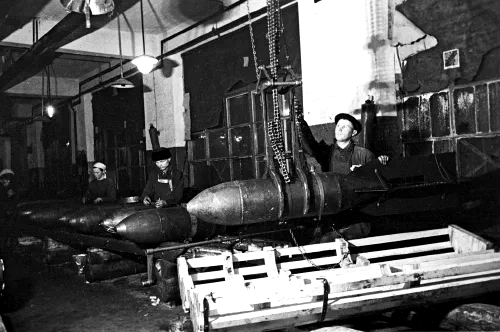 Trabajadores soviéticos fabricando bombas aéreas en una planta de Moscú durante la Gran Guerra Patria