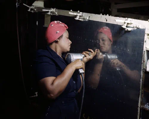 Mujeres trabajando en una fábrica durante la Segunda Guerra Mundial