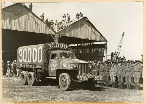 Ceremonia de entrega del camión número 30.000 del programa Lend-Lease a la Unión Soviética