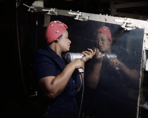 Mujeres trabajadoras en una fábrica de aviones durante la Segunda Guerra Mundial en Estados Unidos