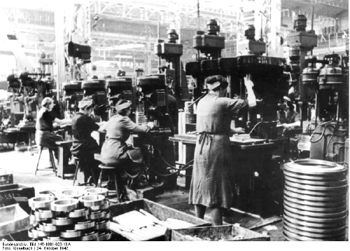 Mujeres alemanas trabajando en máquinas perforadoras en una fábrica de armamento durante la Segunda Guerra Mundial