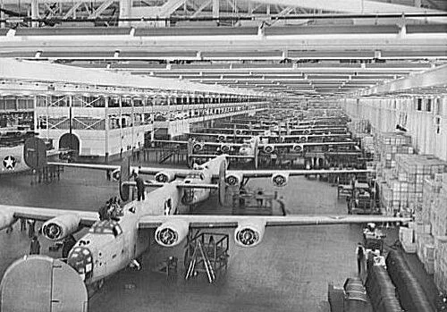 Línea de producción de bombarderos B-24 Liberator en la planta de Willow Run, Michigan, en 1943