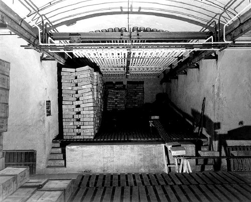 Cajas de raciones K apiladas para distribución durante la Segunda Guerra Mundial