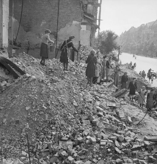 Mujeres alemanas formando cadena para limpiar escombros en Berlín, 1945