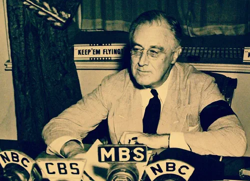 El presidente Franklin D. Roosevelt durante una de sus charlas radiofónicas junto a la chimenea en 1941