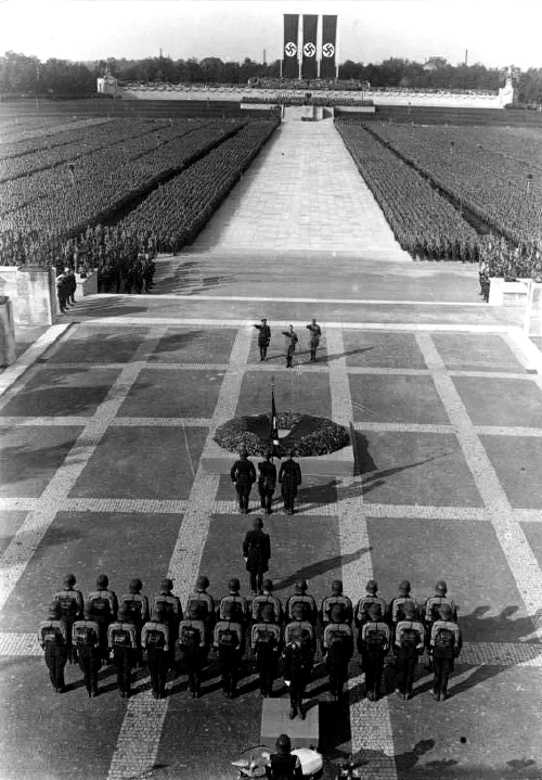 Adolf Hitler pasa revista a formaciones de las SA y SS durante el Congreso del Partido Nazi en Núremberg en 1934