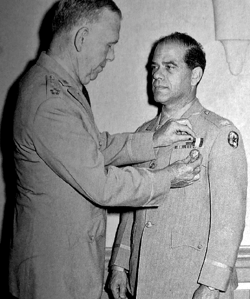 Frank Capra con uniforme del ejército de Estados Unidos durante la Segunda Guerra Mundial, director de la serie de propaganda Why We Fight