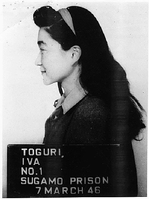 Fotografía policial de Iva Toguri, conocida como Tokio Rose, en la prisión de Sugamo en 1946