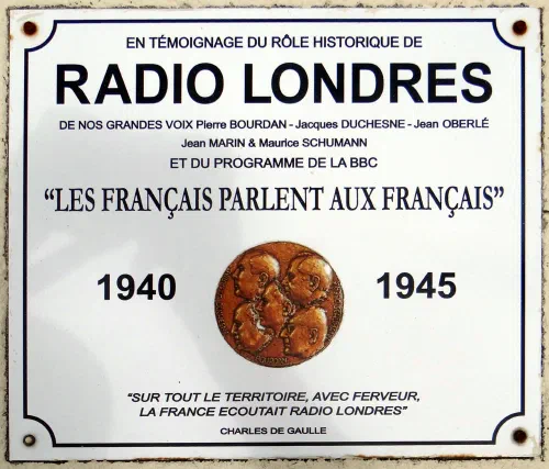 Placa conmemorativa de Radio Londres en el cementerio de Asnelles, Normandía