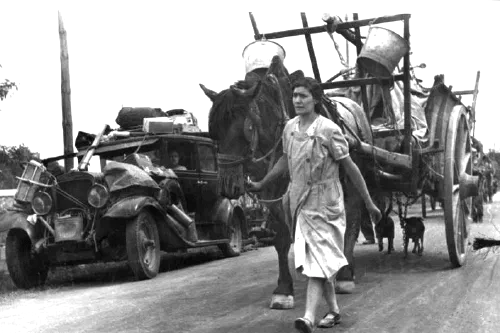 Refugiados franceses con carros cargados de pertenencias cerca de Gien, 19 de junio de 1940