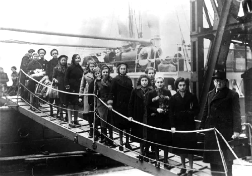 Niños judíos refugiados llegando a Londres en febrero de 1939 como parte del Kindertransport