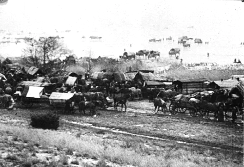 Columna de refugiados alemanes huyendo de Prusia Oriental con carros de caballos en 1945